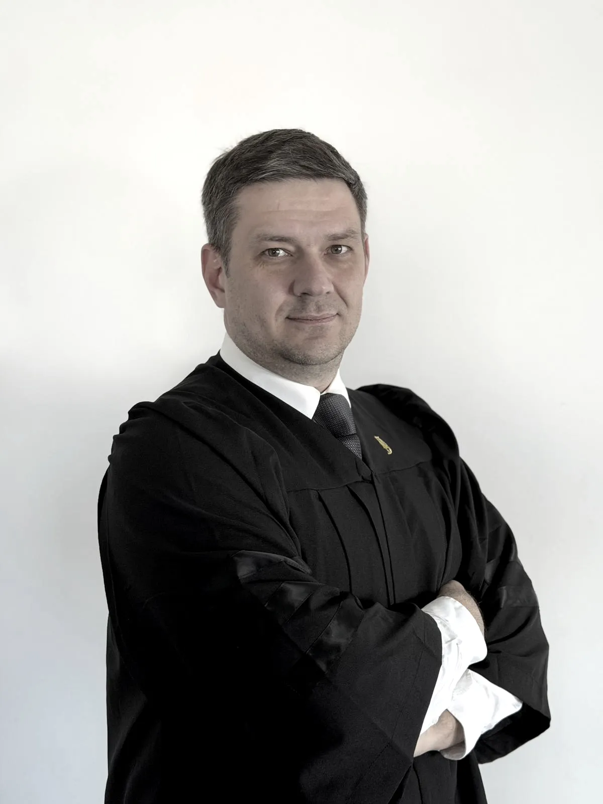 Адвокат Кирилл Наумов в адвокатской мантии