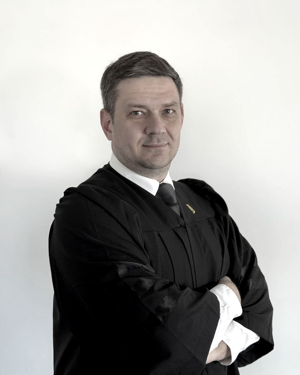 Адвокат Кирилл Наумов в адвокатской мантии